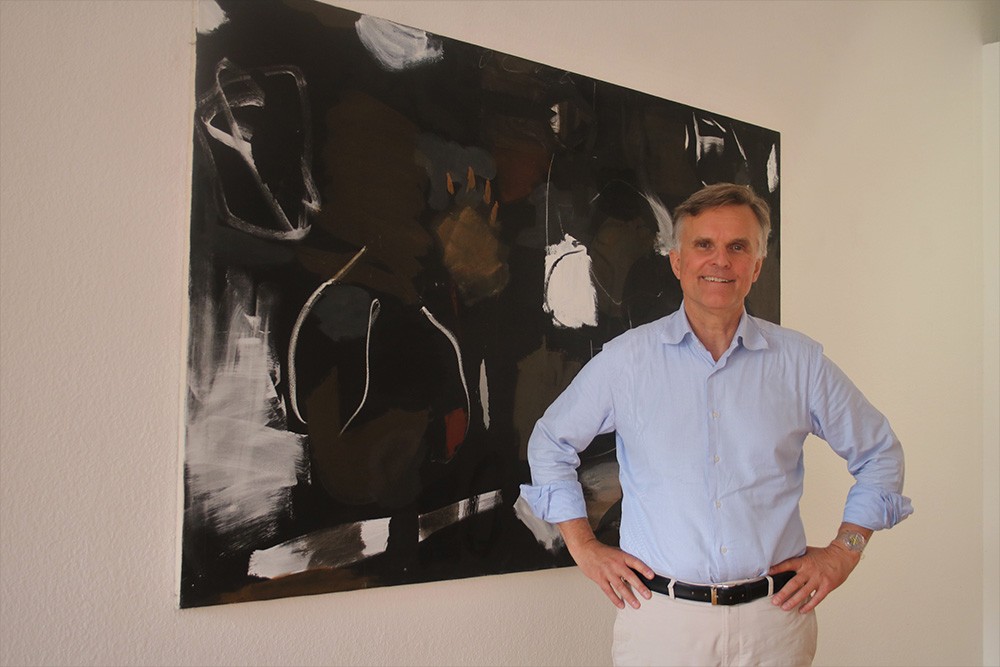 Galerist Thomas Punzmann vor einem großformatigen Gemälde von Eduardo Vega de Seoane Foto von Edda Rössler