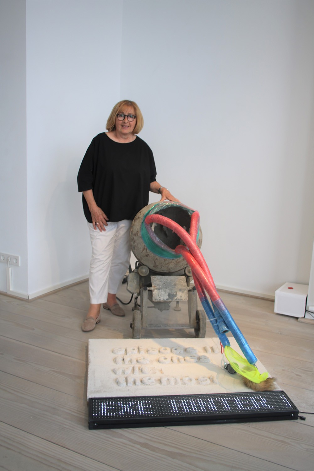 Anita Beckers mit Kunstobjekt von Catharina Szonn Foto: Edda Rössler