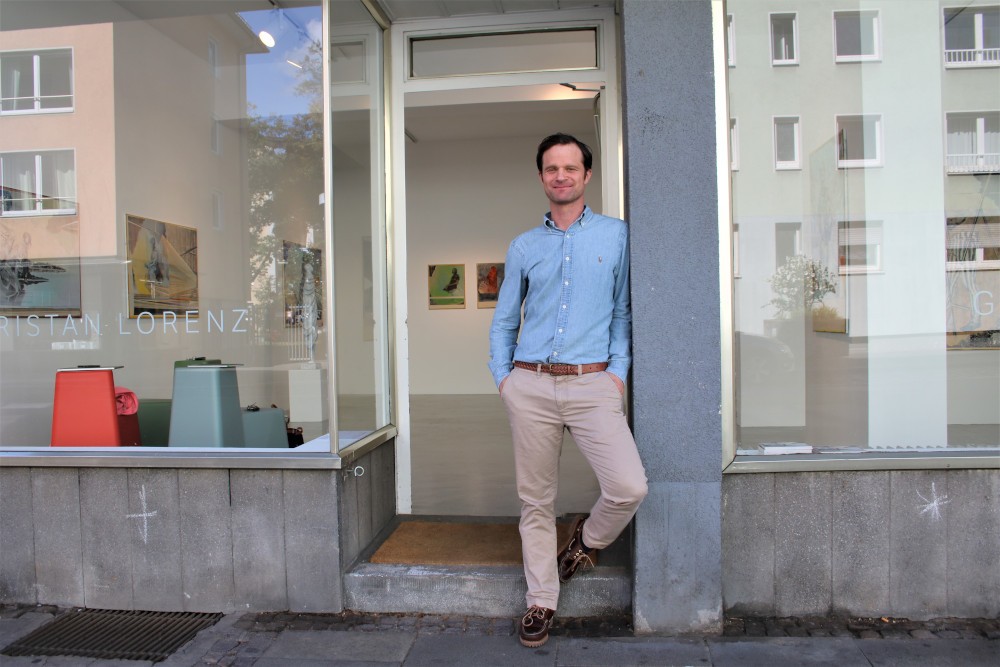 Der Galerist Tristan Lorenz vor seiner Galerie in der Fahrgasse. Sie wurde Ende September geschlossen.   Fotograf: Edda Rössler