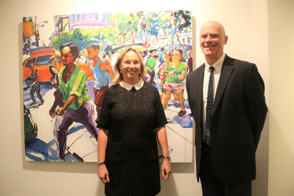 Die Galeristin Barbara von Stechow und der Malerstar Tom Christophers vor einem seiner New York-Gemälden Fotograf: Edda Rössler