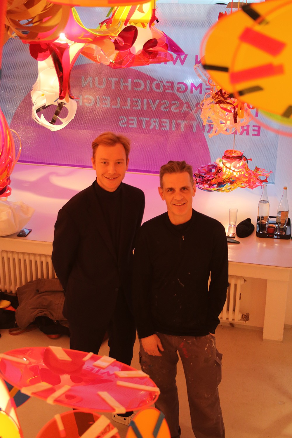 Galerist Philipp Pflug und Lampenkünster Stefan Wieland 