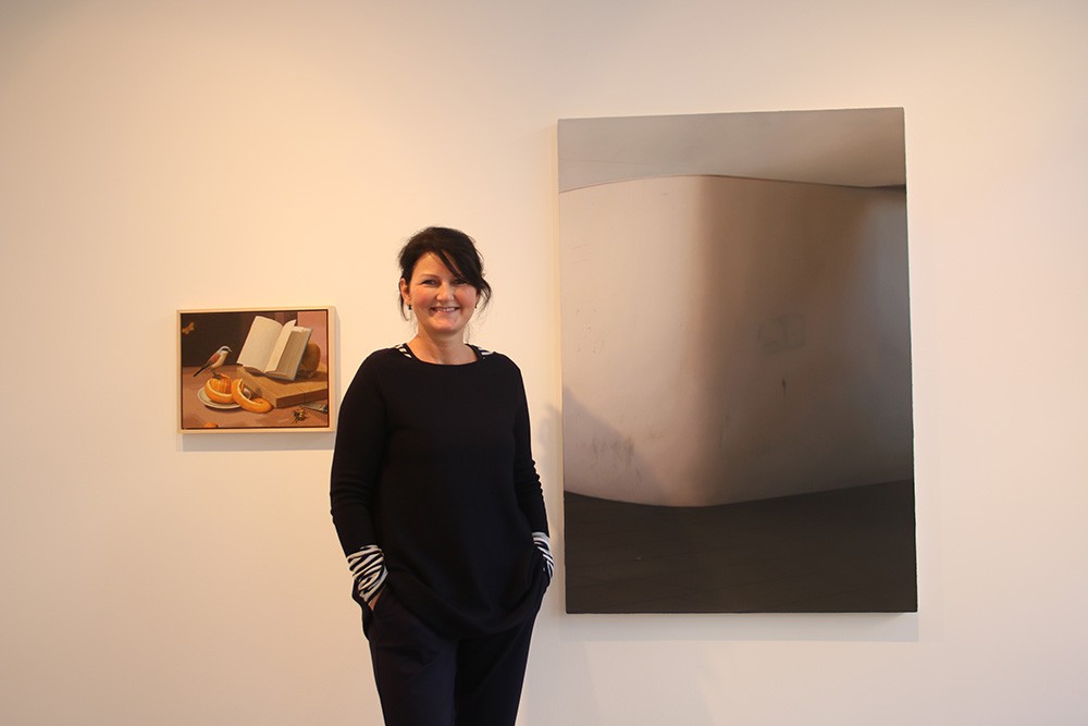 Die Galeristin Kirsten Leuenroth in der aktuellen Ausstellung „Wonderwall“. Foto: Edda Rössler