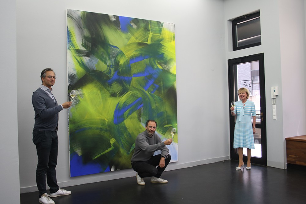 Foto: privat (v.l.) Ralf Seinecke, Daniel Schierke und Edda Rössler. Im Hintergrund das Gemälde „Breaking Blue“ von Laura Aberham. 