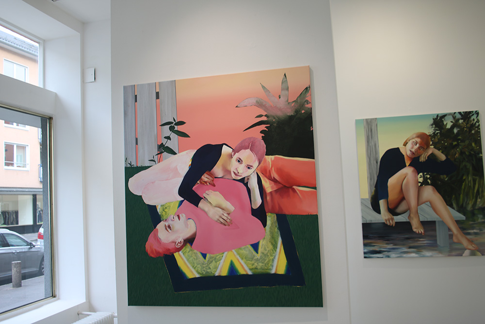 Werke von Ellen Akimoto, wie z.B. (rechts) Being Natural, Öl und Acryl auf Leinwand, 130 x 110 cm, © Galerie Rothamel  Foto: Edda Rössler
