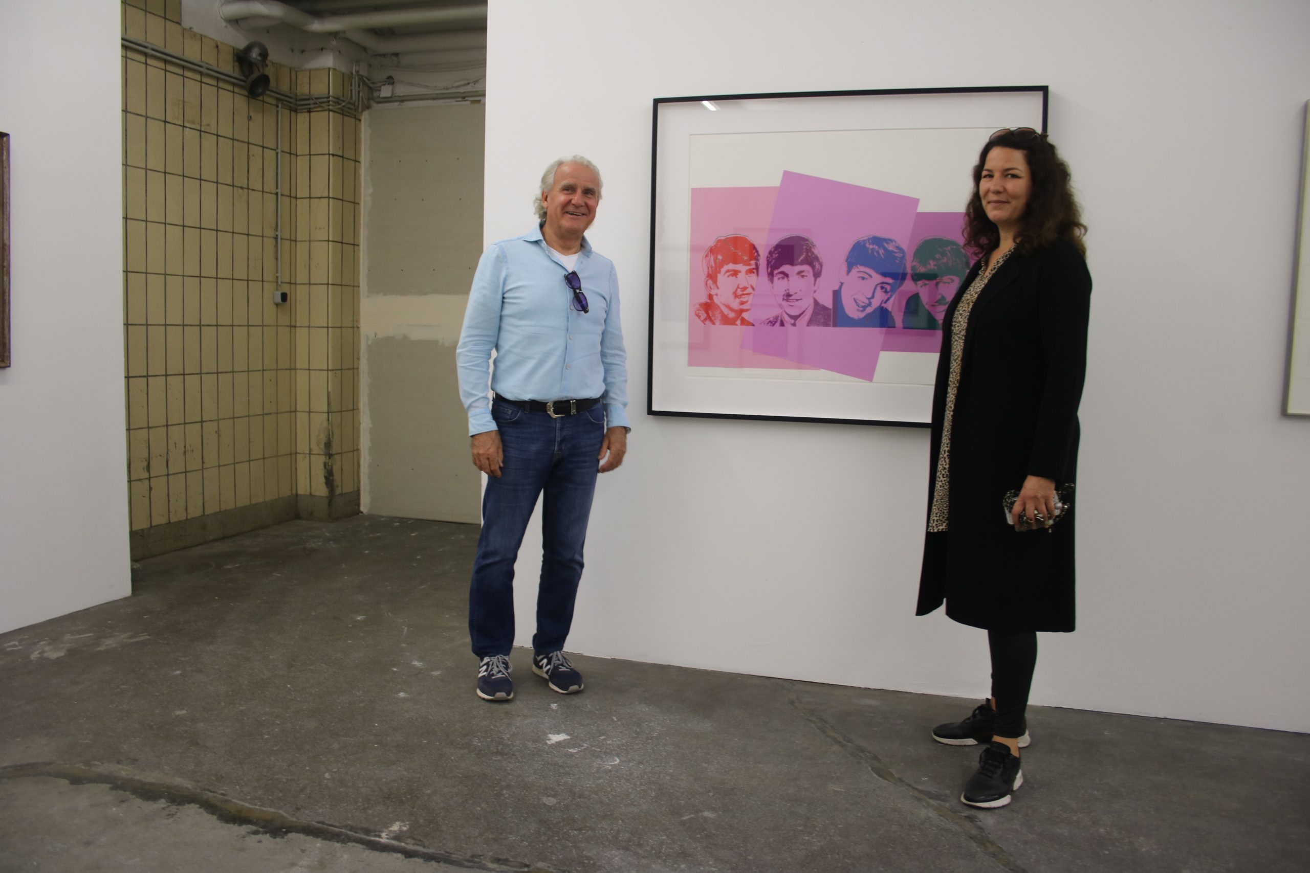 Sammler Michael Loulakis und Corinna Bimboese (Atelier Frankfurt) vor einer Arbeit von Andy Warhol „The Beatles“
