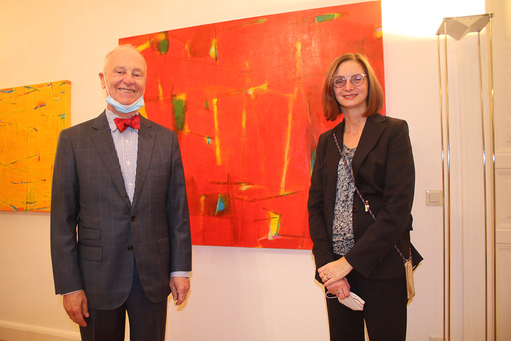 Galerist Peter Femfert und Kuratorin Elke Mohr vor Gemälden von Kim du Rye