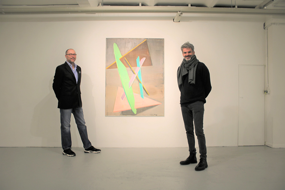 Galerist Steffen Lachenmann und Maler Genti Korini vor seinem Werk „Structure No 4“ Fotograf: Edda Rössler