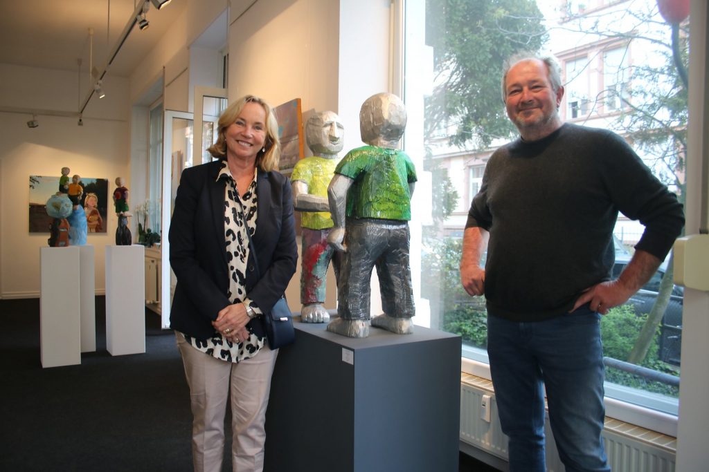 Galeristin Barbara von Stechow und Bildhauer Daniel Wagenblast vor der Gruppe „Guten Tag“ Foto: Edda Rössler
