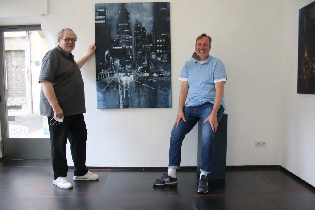 Noch in der Galerie und schon im eigenen Wohnzimmer. (links) Fotograf und Software-Spezialist Gerhard Pauly und der Galerist Kurt Mühlfeld-Hemprich von einem Ölgemälde von Lukas Frese.