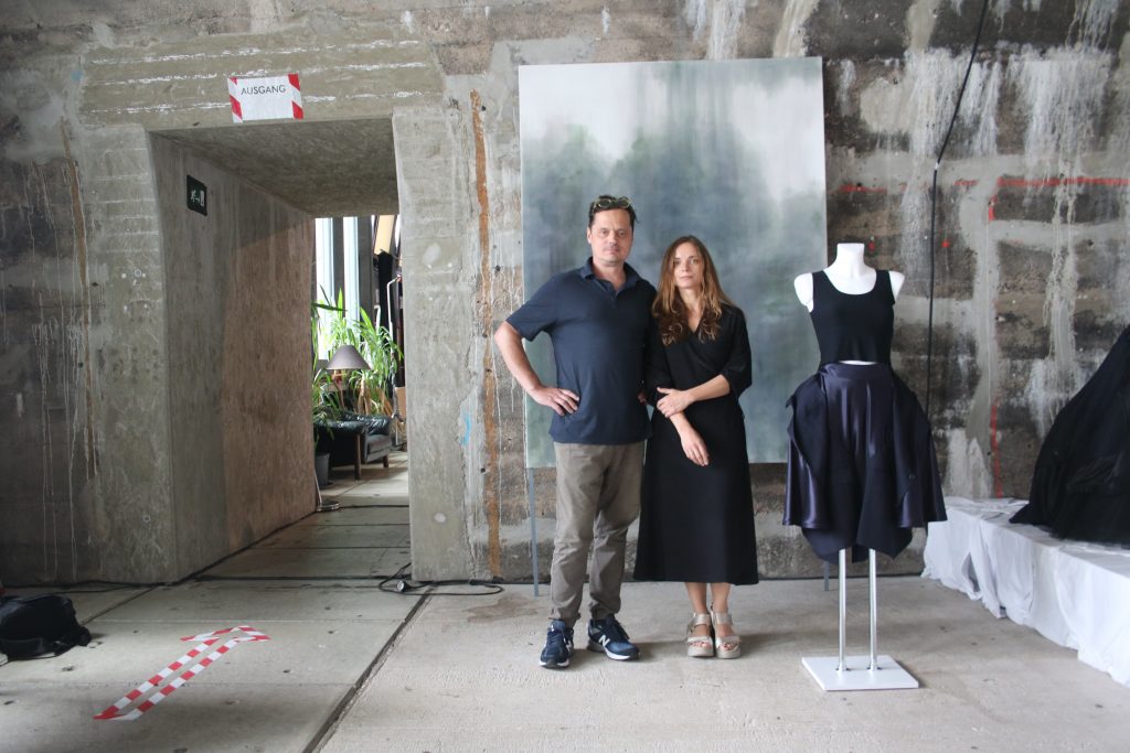 „Palindrome“, Nina Hollein (Mode) und Philipp Schweiger (Malerei) im Kunstverein der Familie Montez Fotograf: Edda Rössler