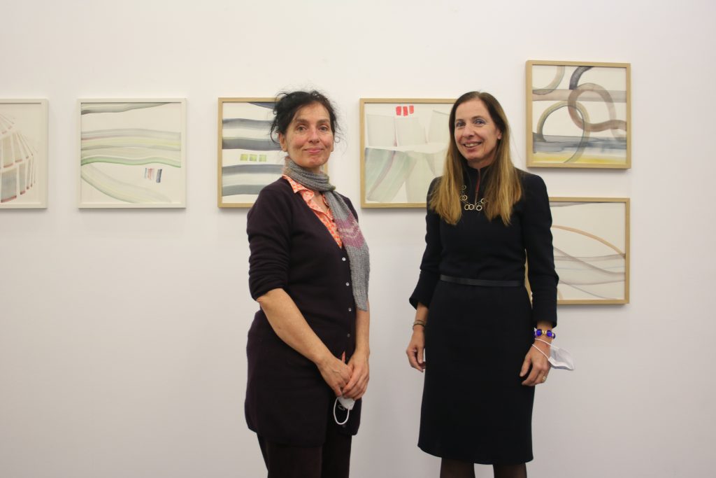 Alissa Walser (Künstlerin) und Galeristin Dr. Claudia Giani-Leber Foto: Edda Rössler