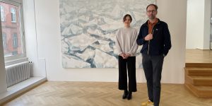 Wie ein Ausflug in die Antarktis – Assistentin Michelle Heyer und Galerist Bernhard Knaus vor Robert Zandvliets Gemälde „IJs“ Foto: Edda Rössler