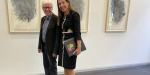 Künstler Karl Schleinkofer mit seiner Galeristin Dr. Claudia Giani-Leber. Im Hintergrund sein Werk „Ohne Titel Nr. 4, April 2021" Foto: Edda Rössler