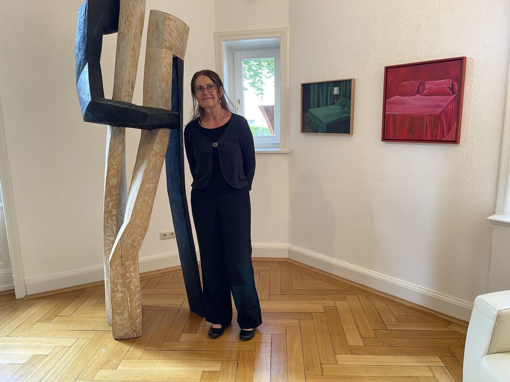 Holzbildhauerin Beate Debus vor ihrer Skulptur „Schreitende“ Foto: Edda Rössler