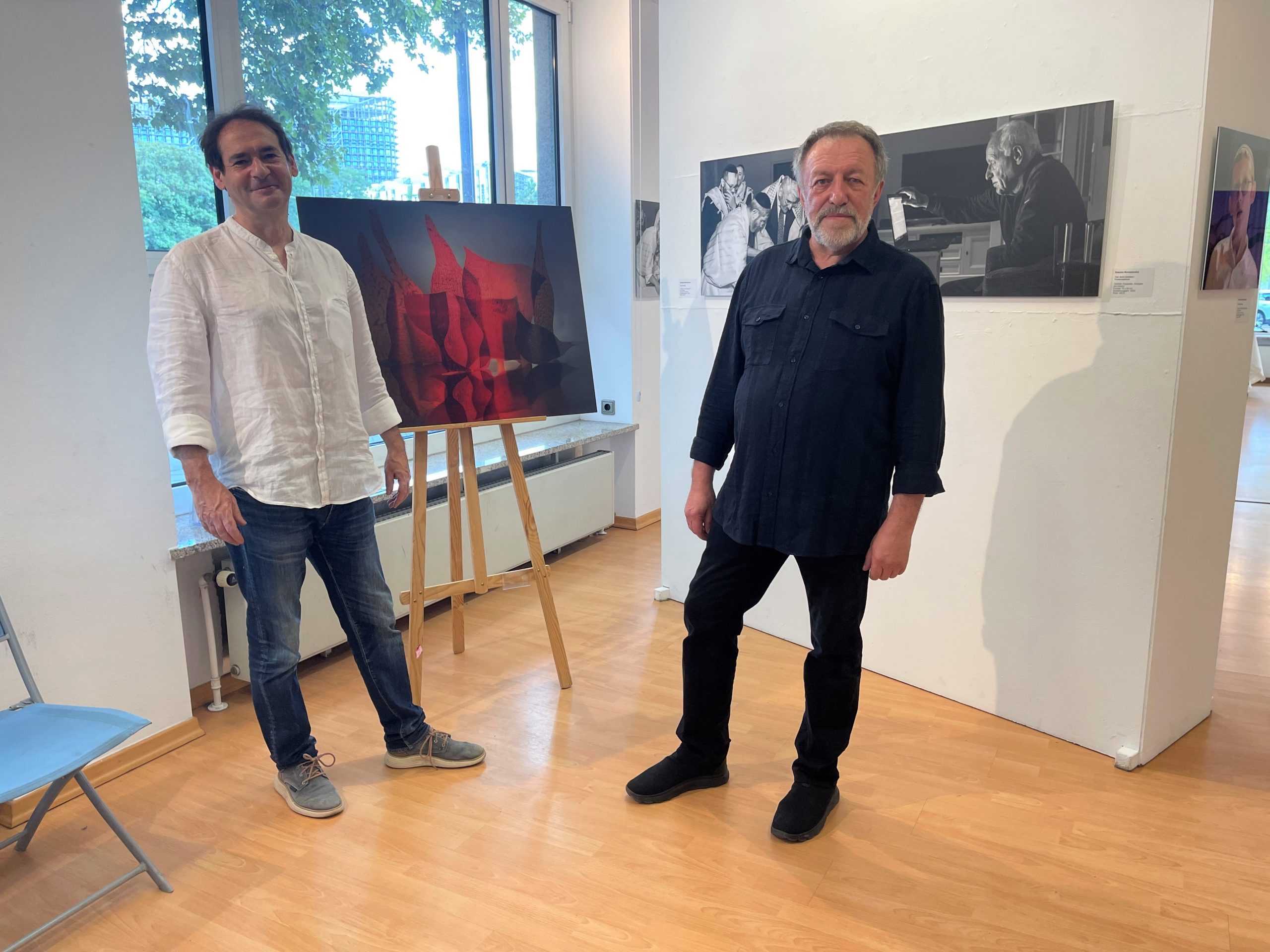 Die beiden Künstler Viktor Naimark (neben dem Foto „Roter Wind“) und Sascha Neroslavsky, im Hintergrund seine Schwarz-Weiß- Fotografien (v.l.) Foto: Edda Rössler