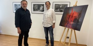 Die beiden Künstler Sascha Neroslavsky mit seinen Schwarz-Weiß-Fotos im Hintergrund. Daneben Viktor Naimark mit dem Farbfoto „Roter Wind“ (v.l.) Foto: Edda Rössler