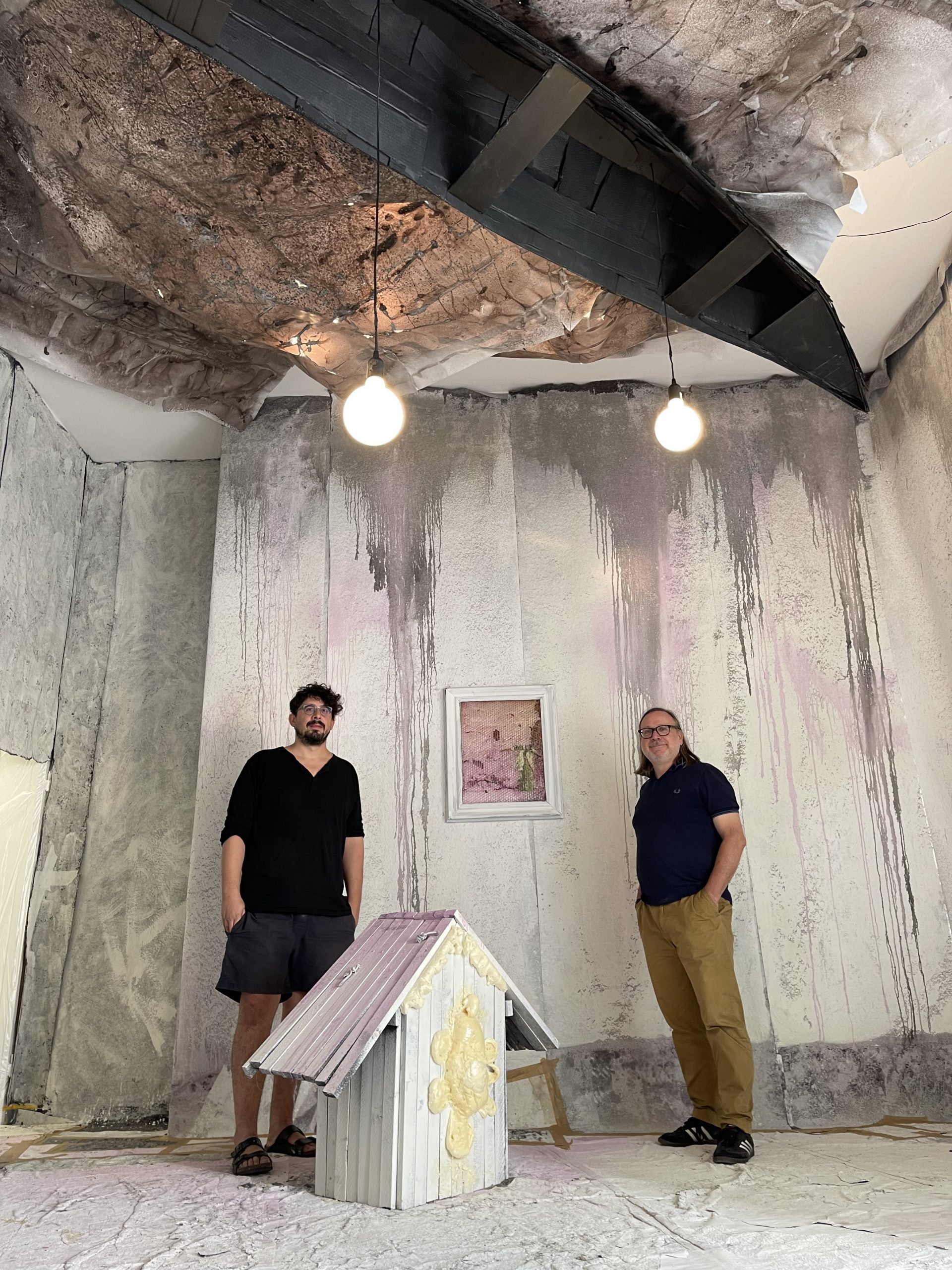Künstler Philipp Kummer (links) und Galerist Andreas Greulich beim Aufbau des begehbaren Bildes Foto: Edda Rössler