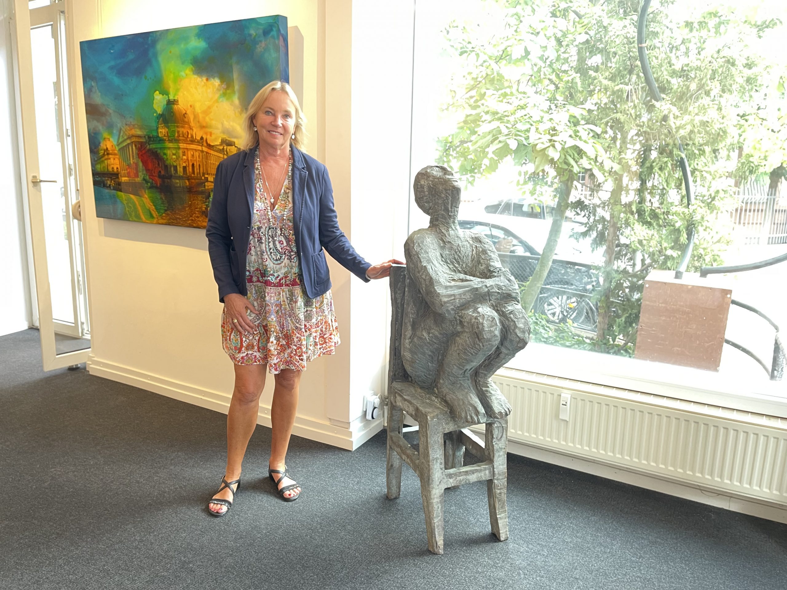 Die Galeristin Barbara von Stechow in ihrer aktuellen Ausstellung mit Werken von Helle Jetzig und Walter Schembs Foto: Edda Rössler