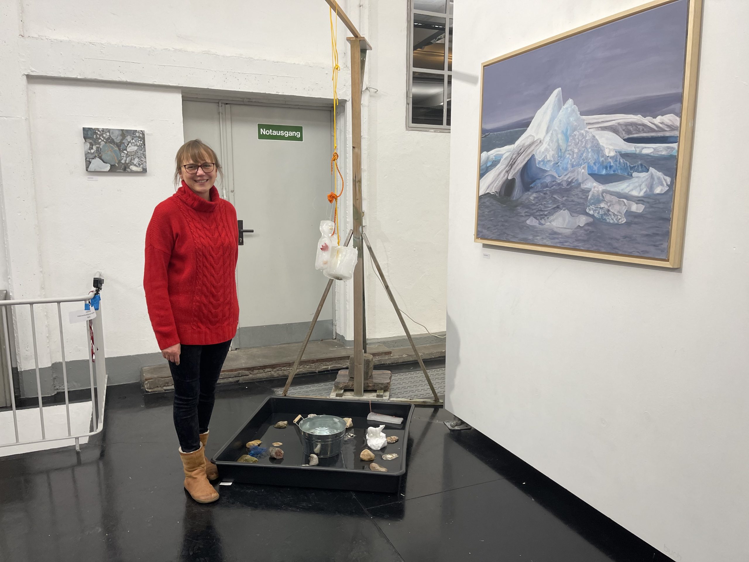 Larissa Kasten während der Gruppenausstellung Wasser III in der Kunsthalle Schulstrasse 1a Fotografin: Edda Rössler