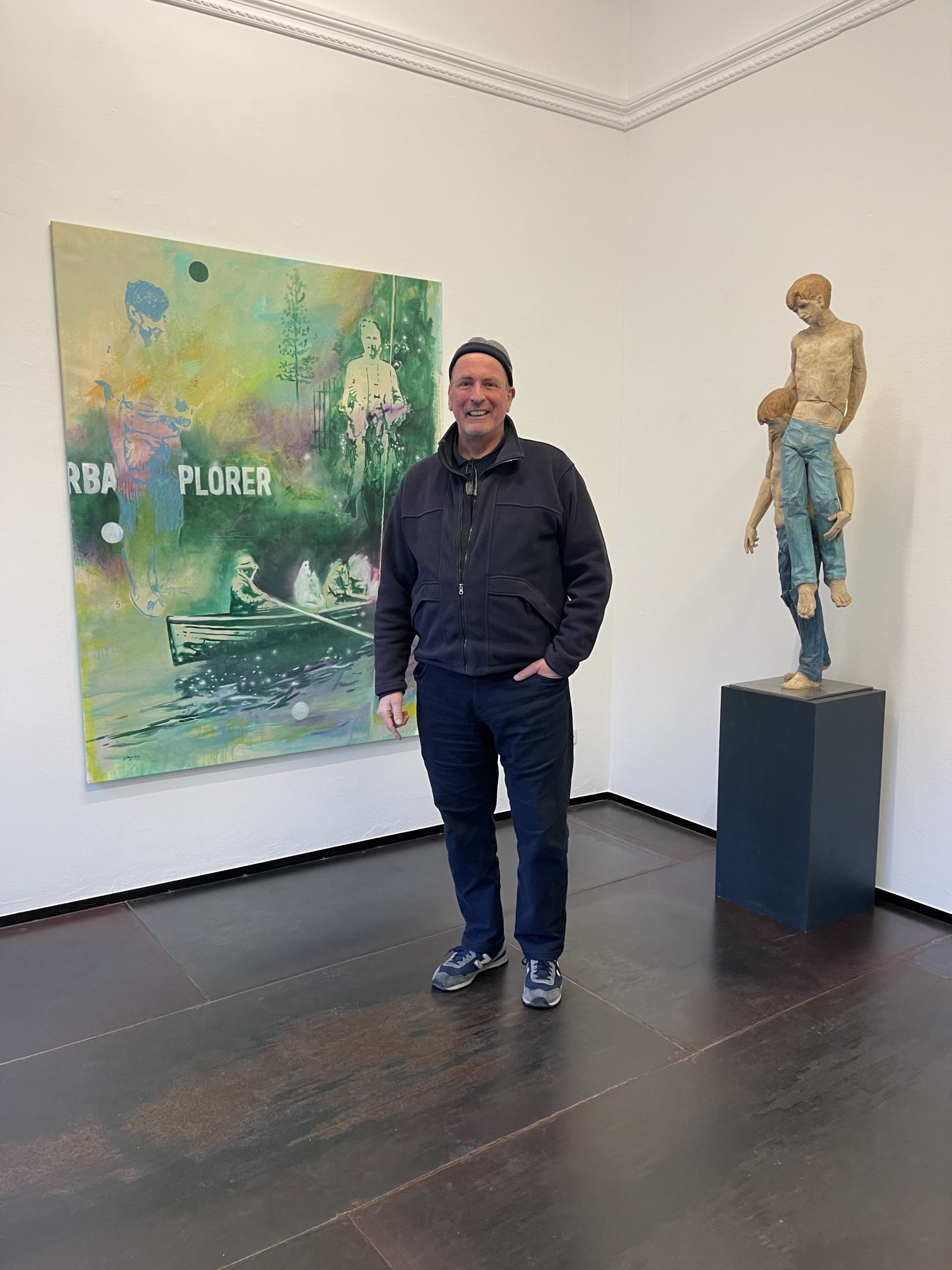 Galerist Kurt Mühlfeld-Hemprich vor Werken von Harlad Lange (li) und Thomas Hildebrand